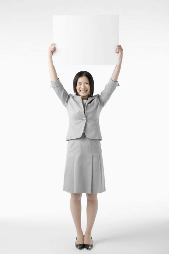 东方人,一个人,站,举,笑,微笑,露齿笑,竖图,室内,白天,白色背景,正面,高跟鞋,时尚,鞋子,亚洲,仅一个年轻女性,仅一个女性,仅一个人,握,阴影,服装,反射,信息,影子,拿,拿着,注视,休闲装,黄种人,布告,布告栏,衣服,白色,观察,看,托,站着,休闲,休闲服,握着,摄影,服饰,影棚,观看,察看,通知,公告,传播,关注,时髦,消息,时兴,公布栏,年轻女性,女人,女性,亚洲人,举起,举手,举着,向上举,向上伸,向上托,站立,彩图,全身,影棚拍摄,拍摄