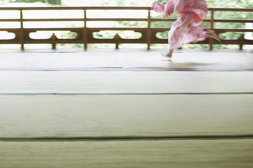 东方人,儿童,一个人,栏杆,横图,俯视,室内,白天,民族服装,纯洁,树林,植物,地板,亚洲,仅一个女性,仅一个人,奔驰,和服,朦胧,模糊,扶手,地面,黄种人,光脚,护栏,木地板,树,树木,小孩,绿色,自然,奔跑,仅一个小孩,赤脚,可爱,童年,童趣,服饰,生长,成长,童真,烂漫,无邪,吴服,唐草,唐花,唐锦,天真,女孩,女人,女性,亚洲人,孩子,半身,彩图,高角度拍摄,传统服装,民俗服,浴衣,女生