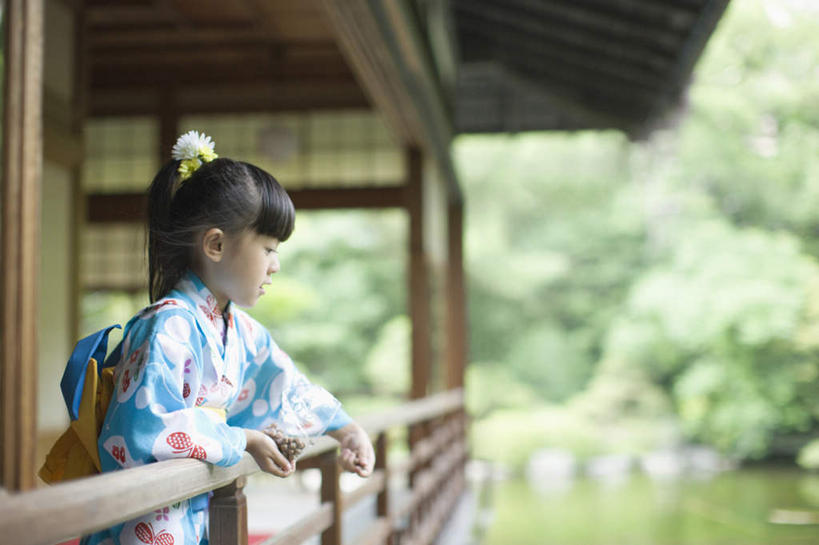 东方人,儿童,一个人,栏杆,站,横图,室内,白天,侧面,民族服装,纯洁,湖,湖泊,树林,水,植物,门,亚洲,仅一个女性,仅一个人,拉门,握,和服,朦胧,模糊,装饰,扶手,头饰,湖面,水流,水面,注视,黄种人,移门,护栏,树,树木,小孩,绿色,自然,发饰,饰品,湖水,观察,看,站着,仅一个小孩,可爱,童年,童趣,握着,服饰,生长,成长,观看,华丽,修饰,点缀,察看,关注,头绳,童真,烂漫,无邪,配饰,吴服,唐草,唐花,唐锦,衬托,美观,雅致,雅观,障子,纸门,拉窗,纸拉窗,纸拉门,天真,女孩,女人,女性,亚洲人,孩子,站立,半身,彩图,传统服装,民俗服,浴衣,发绳,女生