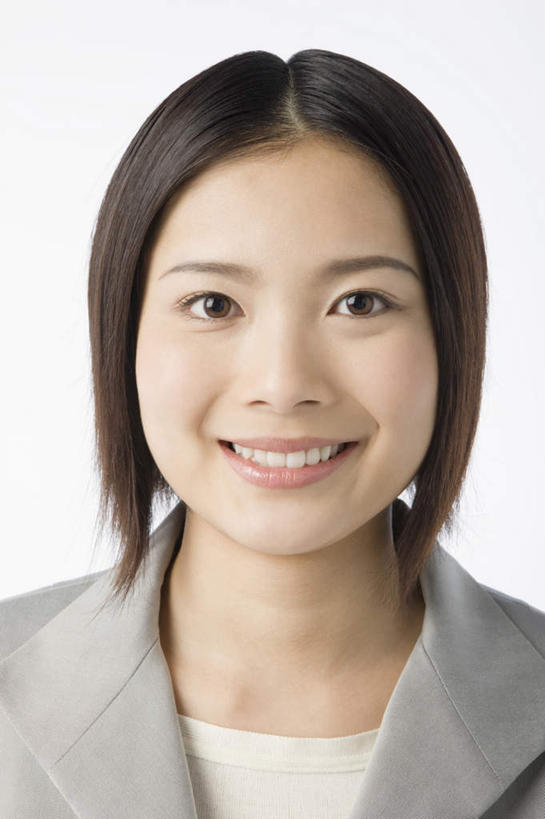 东方人,脸,头,脸颊,头发,一个人,站,笑,微笑,露齿笑,竖图,室内,特写,白天,白色背景,正面,亚洲,仅一个年轻女性,仅一个女性,仅一个人,阴影,服装,反射,影子,注视,休闲装,黄种人,肩膀,衣服,观察,看,站着,休闲,休闲服,摄影,服饰,影棚,观看,察看,关注,年轻女性,女人,女性,亚洲人,头部,直发,脸部,脸蛋,面部,站立,半身,彩图,影棚拍摄,拍摄,短发