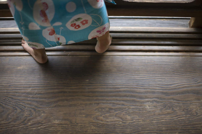 东方人,儿童,腿部,脚,脚趾,脚趾甲,腿,一个人,站,横图,俯视,室内,特写,白天,民族服装,纯洁,地板,亚洲,仅一个女性,仅一个人,和服,朦胧,模糊,地面,黄种人,光脚,木地板,小孩,站着,仅一个小孩,赤脚,可爱,童年,童趣,服饰,童真,烂漫,无邪,吴服,唐草,唐花,唐锦,天真,女孩,女人,女性,亚洲人,孩子,脚指甲,站立,半身,彩图,高角度拍摄,传统服装,民俗服,浴衣,女生