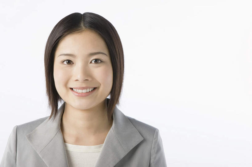 东方人,脸,头,脸颊,头发,一个人,站,笑,微笑,露齿笑,横图,室内,特写,白天,白色背景,正面,亚洲,仅一个年轻女性,仅一个女性,仅一个人,阴影,服装,反射,影子,注视,休闲装,黄种人,肩膀,衣服,观察,看,站着,休闲,休闲服,摄影,服饰,影棚,观看,察看,关注,年轻女性,女人,女性,亚洲人,头部,直发,脸部,脸蛋,面部,站立,半身,彩图,影棚拍摄,拍摄,短发