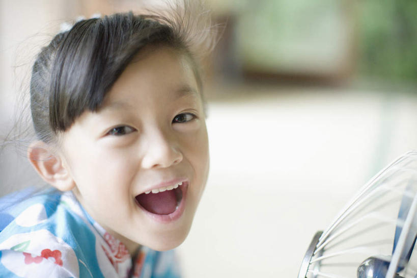 东方人,儿童,脸,头,脸颊,一个人,站,笑,大笑,横图,室内,特写,白天,侧面,民族服装,兴奋,纯洁,地板,门,亚洲,仅一个女性,仅一个人,拉门,和服,朦胧,模糊,电器,风扇,地面,夏季,清凉,扭头,注视,黄种人,凉爽,移门,肩膀,木地板,小孩,夏天,观察,看,站着,张嘴,转头,仅一个小孩,可爱,童年,童趣,服饰,电风扇,观看,电扇,察看,家电,家用电器,关注,张大嘴巴,童真,烂漫,无邪,吴服,唐草,唐花,唐锦,哈哈大笑,障子,纸门,拉窗,纸拉窗,纸拉门,天真,女孩,女人,女性,亚洲人,孩子,头部,脸部,脸蛋,面部,张开嘴,站立,半身,彩图,传统服装,民俗服,浴衣,高兴,狂笑,小家电,女生