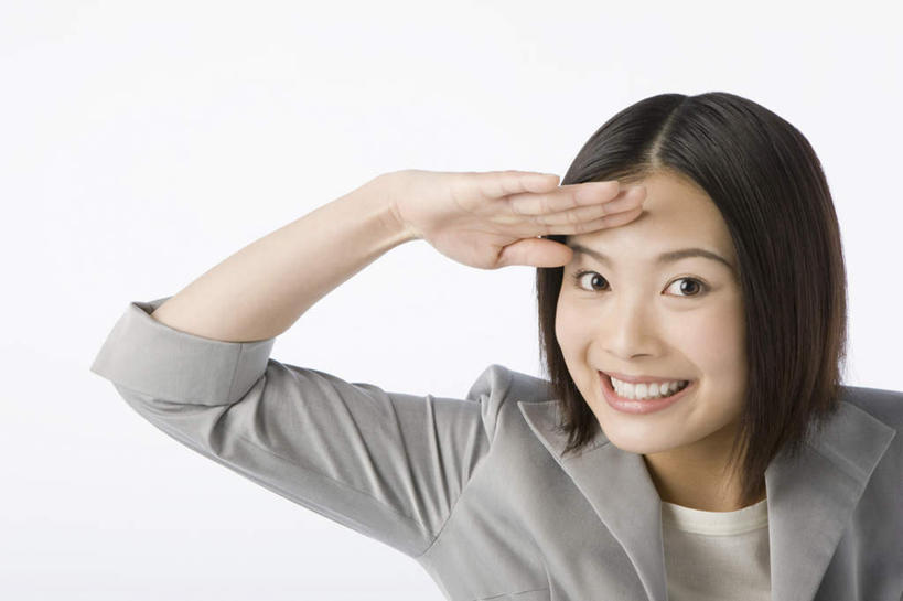 东方人,脸,头,脸颊,手,头发,一个人,站,举,笑,微笑,露齿笑,横图,室内,特写,白天,白色背景,正面,亚洲,仅一个年轻女性,仅一个女性,仅一个人,阴影,服装,反射,影子,注视,休闲装,黄种人,肩膀,衣服,观察,看,托,站着,休闲,手部,休闲服,摄影,服饰,影棚,观看,单手,察看,敬礼,关注,还礼,年轻女性,女人,女性,亚洲人,头部,直发,脸部,脸蛋,面部,举起,举手,举着,向上举,向上伸,向上托,站立,半身,彩图,影棚拍摄,拍摄,短发