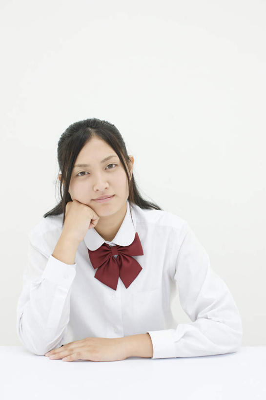 东方人,一个人,坐,竖图,室内,白天,白色背景,正面,制服,桌子,亚洲,仅一个年轻女性,仅一个女性,仅一个人,撑,阴影,服装,反射,领结,影子,托腮,注视,黄种人,书桌,红色,课桌,观察,看,托,校服,摄影,影棚,观看,察看,象征,庄重,关注,托下巴,身份,学生服,正式,地位,年轻女性,女人,女性,亚洲人,坐着,半身,彩图,影棚拍摄,拍摄,日本校服
