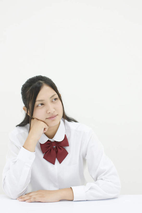 东方人,一个人,坐,竖图,室内,白天,白色背景,正面,制服,桌子,亚洲,仅一个年轻女性,仅一个女性,仅一个人,撑,阴影,服装,反射,领结,影子,托腮,注视,黄种人,书桌,红色,课桌,观察,看,托,校服,摄影,影棚,观看,察看,象征,庄重,关注,托下巴,身份,学生服,正式,地位,年轻女性,女人,女性,亚洲人,坐着,半身,彩图,影棚拍摄,拍摄,日本校服