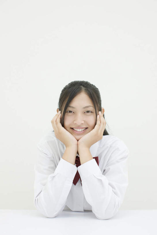 东方人,一个人,坐,笑,微笑,露齿笑,竖图,室内,白天,白色背景,正面,制服,桌子,亚洲,仅一个年轻女性,仅一个女性,仅一个人,撑,阴影,服装,反射,领结,影子,托腮,注视,黄种人,书桌,红色,课桌,观察,看,托,校服,摄影,影棚,观看,察看,象征,庄重,关注,托下巴,身份,学生服,正式,地位,年轻女性,女人,女性,亚洲人,坐着,半身,彩图,影棚拍摄,拍摄,日本校服
