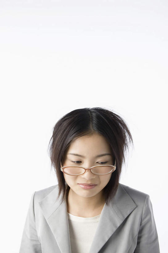 东方人,脸,头,脸颊,头发,一个人,站,竖图,室内,特写,白天,白色背景,正面,失败,亚洲,仅一个年轻女性,仅一个女性,仅一个人,阴影,服装,沮丧,反射,眼镜,影子,凌乱,注视,休闲装,黄种人,肩膀,衣服,低头,观察,看,站着,休闲,难受,休闲服,无奈,摄影,服饰,影棚,观看,失望,悲伤,察看,混乱,伤心,难过,关注,失落,近视眼镜,颓废,挫败,受挫,落败,落空,错过,失足,失意,失策,失算,颓丧,衰颓,悲哀,懊丧,颓靡,气馁,丧气,纷乱,缭乱,庞杂,败北,挫折,失利,年轻女性,女人,女性,亚洲人,头部,直发,脸部,脸蛋,面部,站立,半身,彩图,影棚拍摄,拍摄,短发