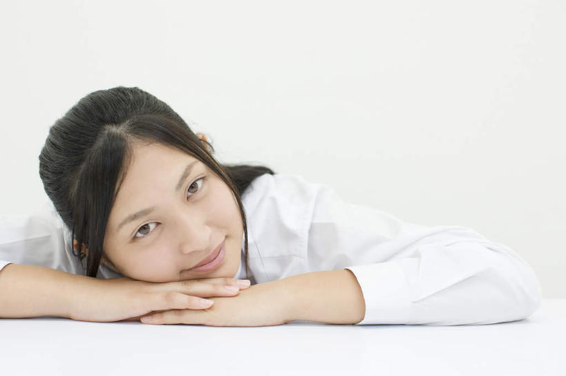 东方人,一个人,坐,笑,微笑,横图,室内,白天,白色背景,正面,制服,桌子,亚洲,仅一个年轻女性,仅一个女性,仅一个人,阴影,服装,反射,领结,影子,扭头,注视,黄种人,书桌,红色,课桌,观察,看,趴着,转头,校服,摄影,影棚,观看,察看,象征,庄重,关注,身份,学生服,正式,地位,年轻女性,女人,女性,亚洲人,趴,坐着,半身,彩图,影棚拍摄,拍摄,日本校服