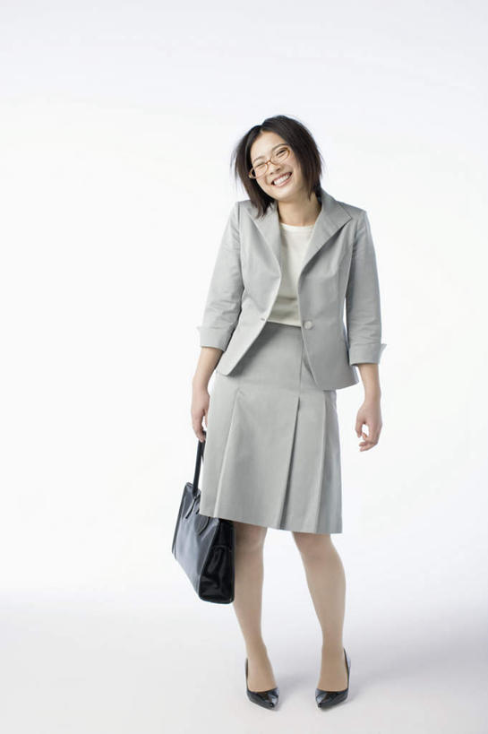 东方人,一个人,站,笑,微笑,露齿笑,竖图,室内,白天,白色背景,正面,高跟鞋,时尚,鞋子,亚洲,仅一个年轻女性,仅一个女性,仅一个人,握,阴影,服装,反射,包,公文包,眼镜,影子,拿,拿着,注视,休闲装,黄种人,衣服,观察,看,站着,休闲,休闲服,握着,摄影,服饰,影棚,公事包,观看,察看,关注,时髦,近视眼镜,时兴,年轻女性,女人,女性,亚洲人,站立,彩图,全身,影棚拍摄,拍摄