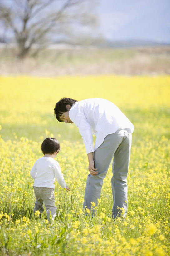 东方人,儿童,两个人,家庭,父亲,儿子,农田,站,竖图,室外,白天,纯洁,庄稼,农作物,花海,花圃,植物,叶子,亚洲,撑,弯腰,服装,朦胧,模糊,盛开,云,云朵,花蕾,云彩,扭头,注视,休闲装,黄种人,花,花瓣,花朵,花卉,鲜花,小孩,背面,衣服,蓝色,绿色,白云,蓝天,天空,花丛,花束,花田,天,花苞,花蕊,油菜花,观察,看,站着,转头,休闲,温暖,温馨,父子,一家人,休闲服,父爱,可爱,童年,童趣,服饰,晴朗,观看,鞠躬,和睦,察看,撑着,关注,礼仪,童真,烂漫,无邪,弯身,尊敬,恭敬,天真,男孩,男人,男性,年轻男性,亚洲人,孩子,年轻人,晴空,站立,彩图,全身,耕地,庄稼田,融洽,芸苔,芸薹,男生