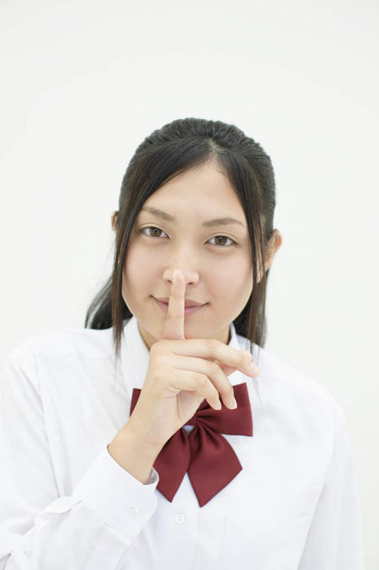 东方人,一个人,站,笑,微笑,露齿笑,竖图,室内,白天,白色背景,正面,制服,亚洲,仅一个年轻女性,仅一个女性,仅一个人,阴影,服装,反射,领结,影子,注视,黄种人,红色,观察,看,手势,站着,手指,校服,安静,摄影,影棚,观看,察看,象征,庄重,食指,关注,身份,学生服,正式,地位,年轻女性,女人,女性,亚洲人,站立,半身,彩图,影棚拍摄,拍摄,日本校服