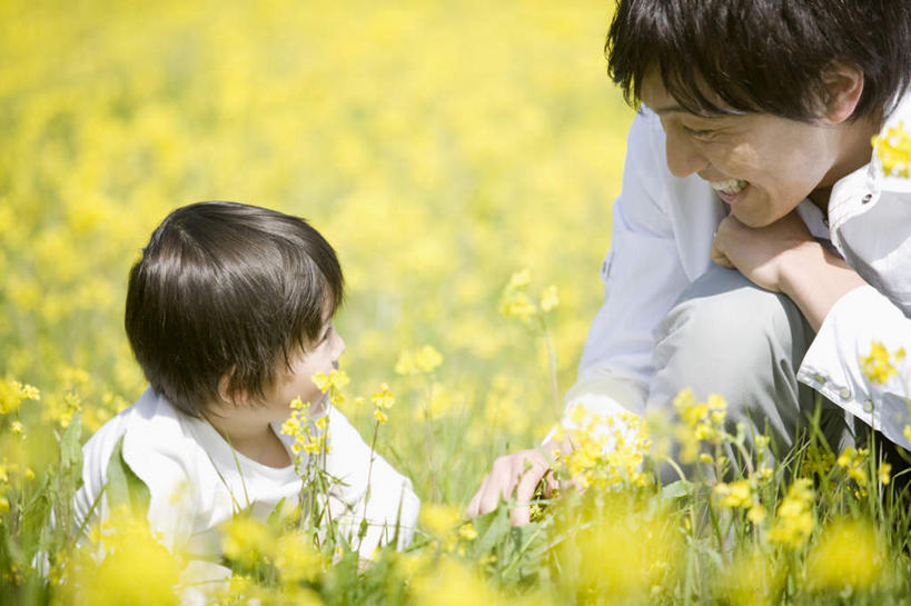 东方人,儿童,两个人,家庭,父亲,儿子,农田,蹲,笑,微笑,露齿笑,横图,室外,白天,正面,纯洁,庄稼,农作物,花海,花圃,植物,叶子,亚洲,服装,朦胧,模糊,盛开,花蕾,扭头,注视,休闲装,黄种人,花,花瓣,花朵,花卉,鲜花,小孩,衣服,绿色,花丛,花束,花田,花苞,花蕊,油菜花,观察,看,转头,休闲,温暖,温馨,父子,一家人,休闲服,父爱,可爱,童年,童趣,服饰,观看,和睦,察看,关注,童真,烂漫,无邪,天真,男孩,男人,男性,年轻男性,亚洲人,孩子,年轻人,蹲着,半身,彩图,耕地,庄稼田,融洽,芸苔,芸薹,男生