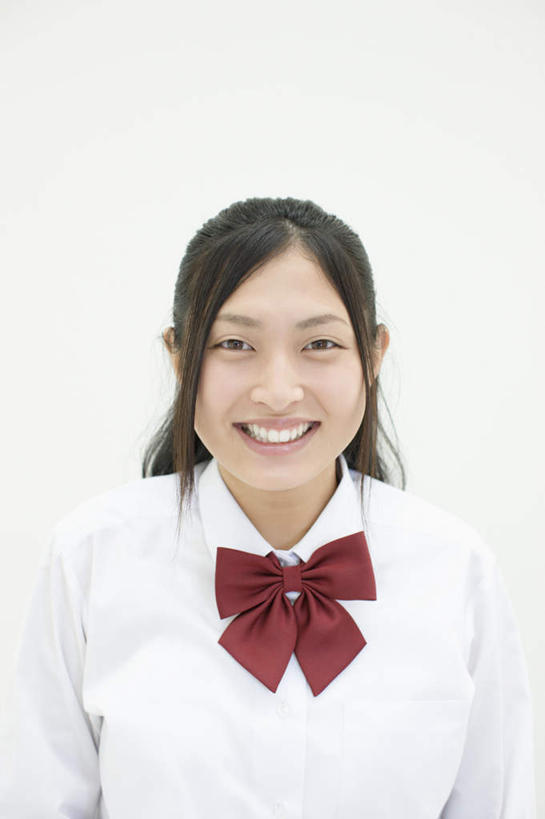 东方人,一个人,站,笑,微笑,露齿笑,竖图,室内,白天,白色背景,正面,制服,亚洲,仅一个年轻女性,仅一个女性,仅一个人,阴影,服装,反射,领结,影子,注视,黄种人,红色,观察,看,站着,校服,摄影,影棚,观看,察看,象征,庄重,关注,身份,学生服,正式,地位,年轻女性,女人,女性,亚洲人,站立,半身,彩图,影棚拍摄,拍摄,日本校服