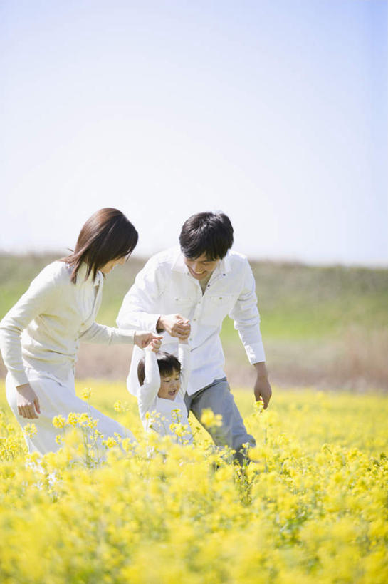 东方人,儿童,三个人,家庭,夫妻,母亲,父亲,儿子,农田,走,握手,笑,微笑,竖图,室外,白天,正面,爱情,纯洁,庄稼,农作物,花海,花圃,植物,叶子,亚洲,服装,朦胧,模糊,盛开,浪漫,花蕾,注视,休闲装,黄种人,花,花瓣,花朵,花卉,鲜花,小孩,衣服,蓝色,绿色,蓝天,天空,花丛,花束,花田,天,花苞,花蕊,油菜花,低头,观察,看,休闲,温暖,温馨,父子,母子,三口之家,一家人,休闲服,恩爱,父爱,可爱,母爱,童年,童趣,恋人,服饰,晴朗,观看,和睦,察看,关注,童真,烂漫,无邪,万里无云,天真,男孩,男人,男性,年轻男性,年轻女性,女人,女性,亚洲人,孩子,年轻人,夫妇,情侣,晴空,晴空万里,步行,搀手,拉手,散步,手拉手,手握手,走路,半身,彩图,耕地,庄稼田,伴侣,融洽,芸苔,芸薹,男生