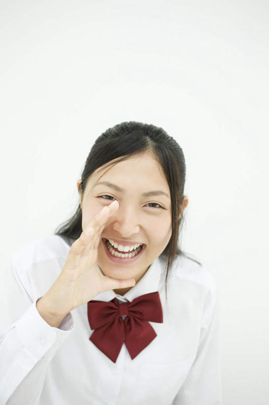 东方人,一个人,站,举,笑,微笑,露齿笑,竖图,俯视,室内,白天,白色背景,制服,亚洲,仅一个年轻女性,仅一个女性,仅一个人,阴影,服装,反射,领结,影子,注视,黄种人,红色,观察,看,托,站着,校服,摄影,影棚,观看,察看,象征,庄重,关注,身份,学生服,正式,地位,年轻女性,女人,女性,亚洲人,举起,举手,举着,向上举,向上伸,向上托,站立,半身,彩图,高角度拍摄,影棚拍摄,拍摄,日本校服