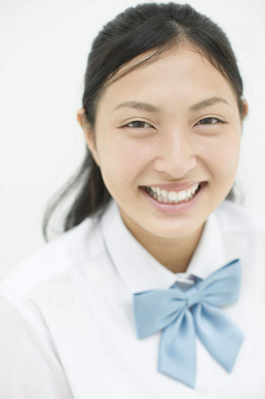 东方人,一个人,站,笑,微笑,露齿笑,竖图,室内,白天,白色背景,正面,制服,亚洲,仅一个年轻女性,仅一个女性,仅一个人,阴影,服装,反射,领结,影子,注视,黄种人,蓝色,观察,看,站着,校服,摄影,影棚,观看,察看,象征,庄重,关注,身份,学生服,正式,地位,年轻女性,女人,女性,亚洲人,站立,半身,彩图,影棚拍摄,拍摄,日本校服