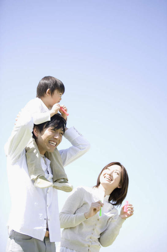 东方人,儿童,三个人,家庭,夫妻,母亲,父亲,儿子,站,坐,笑,微笑,露齿笑,竖图,室外,白天,仰视,爱情,纯洁,亚洲,阴影,服装,光线,影子,浪漫,注视,休闲装,黄种人,小孩,骑,衣服,蓝色,蓝天,天空,阳光,天,观察,看,扛,站着,休闲,温暖,温馨,父子,母子,三口之家,一家人,休闲服,恩爱,父爱,可爱,母爱,童年,童趣,恋人,服饰,晴朗,观看,和睦,察看,关注,童真,烂漫,无邪,万里无云,扛在肩上,骑在肩上,天真,男孩,男人,男性,年轻男性,年轻女性,女人,女性,亚洲人,孩子,年轻人,夫妇,情侣,晴空,晴空万里,抬头,仰头,站立,坐着,半身,彩图,低角度拍摄,伴侣,融洽,男生