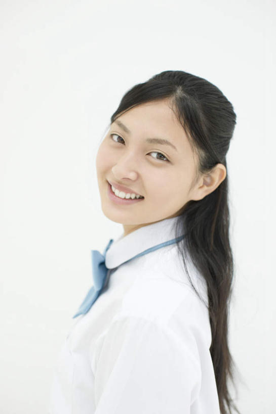 东方人,一个人,站,笑,微笑,露齿笑,竖图,室内,白天,白色背景,侧面,制服,亚洲,仅一个年轻女性,仅一个女性,仅一个人,阴影,服装,反射,领结,影子,扭头,注视,黄种人,蓝色,观察,看,站着,转头,校服,摄影,影棚,观看,察看,象征,庄重,关注,身份,学生服,正式,地位,年轻女性,女人,女性,亚洲人,站立,半身,彩图,影棚拍摄,拍摄,日本校服