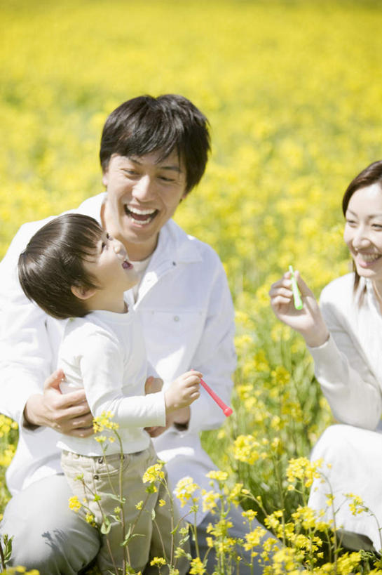 东方人,儿童,三个人,家庭,夫妻,母亲,父亲,儿子,农田,蹲,笑,微笑,露齿笑,竖图,室外,白天,正面,爱情,纯洁,庄稼,农作物,花海,花圃,植物,叶子,亚洲,服装,朦胧,模糊,盛开,浪漫,花蕾,扭头,注视,休闲装,黄种人,花,花瓣,花朵,花卉,鲜花,小孩,衣服,绿色,花丛,花束,花田,花苞,花蕊,油菜花,观察,看,转头,休闲,温暖,温馨,父子,母子,三口之家,一家人,休闲服,恩爱,父爱,可爱,母爱,童年,童趣,恋人,服饰,观看,和睦,察看,关注,童真,烂漫,无邪,天真,男孩,男人,男性,年轻男性,年轻女性,女人,女性,亚洲人,孩子,年轻人,夫妇,情侣,蹲着,半身,彩图,耕地,庄稼田,伴侣,融洽,芸苔,芸薹,男生