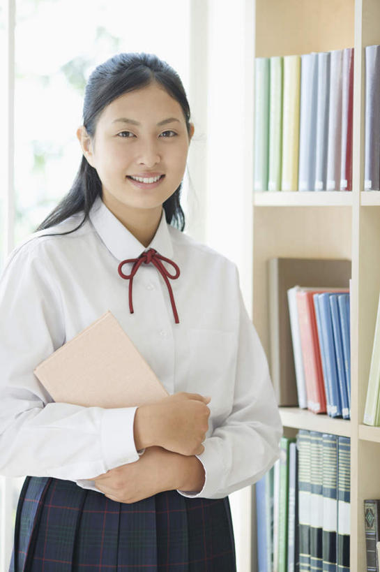 东方人,一个人,图书馆,站,笑,微笑,露齿笑,竖图,室内,白天,正面,制服,书籍,亚洲,仅一个年轻女性,仅一个女性,仅一个人,一排,许多,握,服装,朦胧,模糊,整齐,拿,拿着,注视,黄种人,排列,观察,看,站着,校服,握着,观看,察看,队列,关注,浏览室,学生服,挡书板,书挡,书夹,书立,年轻女性,女人,女性,亚洲人,书,图书,站立,半身,彩图,书库,图书库,日本校服,阅览室