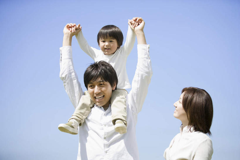 东方人,儿童,三个人,家庭,夫妻,母亲,父亲,儿子,站,坐,举,握手,笑,微笑,露齿笑,横图,室外,白天,仰视,爱情,纯洁,亚洲,阴影,服装,光线,影子,浪漫,注视,休闲装,黄种人,小孩,骑,衣服,蓝色,蓝天,天空,阳光,天,观察,看,扛,托,站着,休闲,温暖,温馨,父子,母子,三口之家,一家人,休闲服,恩爱,父爱,可爱,母爱,童年,童趣,恋人,服饰,晴朗,观看,和睦,察看,关注,童真,烂漫,无邪,万里无云,扛在肩上,骑在肩上,天真,男孩,男人,男性,年轻男性,年轻女性,女人,女性,亚洲人,孩子,年轻人,夫妇,情侣,晴空,晴空万里,搀手,举起,举手,举着,拉手,手拉手,手握手,抬头,向上举,向上伸,向上托,仰头,站立,坐着,半身,彩图,低角度拍摄,伴侣,融洽,男生