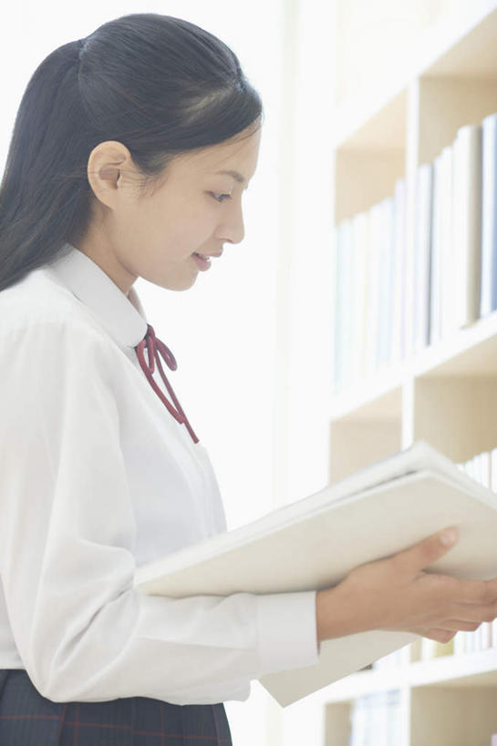 东方人,一个人,图书馆,站,笑,微笑,露齿笑,竖图,室内,白天,侧面,制服,书籍,亚洲,仅一个年轻女性,仅一个女性,仅一个人,一排,许多,握,服装,朦胧,模糊,整齐,拿,拿着,注视,黄种人,排列,观察,看,站着,校服,握着,观看,察看,队列,关注,浏览室,学生服,挡书板,书挡,书夹,书立,年轻女性,女人,女性,亚洲人,书,图书,站立,半身,彩图,书库,图书库,日本校服,阅览室