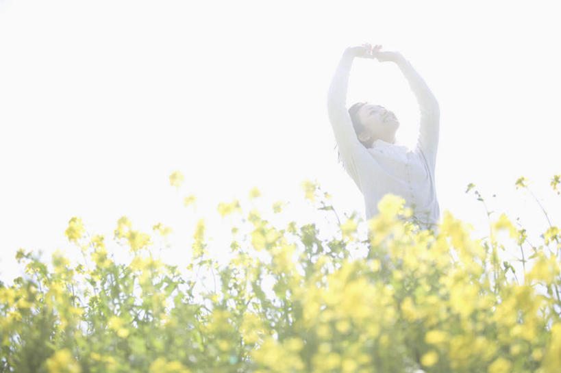 东方人,一个人,农田,站,举,横图,室外,白天,仰视,庄稼,农作物,花海,花圃,植物,叶子,亚洲,仅一个年轻女性,仅一个女性,仅一个人,阴影,服装,朦胧,模糊,盛开,光线,影子,花蕾,注视,休闲装,黄种人,花,花瓣,花朵,花卉,鲜花,衣服,黄色,绿色,阳光,花丛,花束,花田,花苞,花蕊,油菜花,观察,看,托,站着,休闲,休闲服,服饰,观看,察看,关注,年轻女性,女人,女性,亚洲人,举起,举手,举着,抬头,向上举,向上伸,向上托,仰头,站立,半身,彩图,低角度拍摄,耕地,庄稼田,芸苔,芸薹