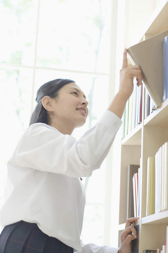 东方人,一个人,图书馆,站,笑,微笑,露齿笑,竖图,室内,白天,仰视,制服,书籍,亚洲,仅一个年轻女性,仅一个女性,仅一个人,一排,许多,握,服装,朦胧,模糊,整齐,拿,拿着,注视,黄种人,排列,观察,看,站着,校服,握着,观看,察看,队列,关注,浏览室,学生服,挡书板,书挡,书夹,书立,年轻女性,女人,女性,亚洲人,书,图书,站立,半身,彩图,低角度拍摄,书库,图书库,日本校服,阅览室