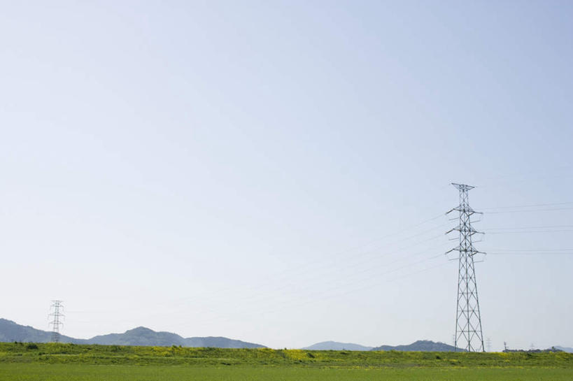 无人,横图,室外,白天,仰视,度假,草地,草原,美景,山,山脉,植物,城市风光,城市,日本,亚洲,阴影,电力,光线,钢材,电缆,电线,影子,支架,景观,旷野,山峰,山峦,娱乐,电塔,草,蓝色,绿色,蓝天,天空,阳光,群山,天,享受,休闲,景色,放松,能源,晴朗,支撑,资源,原野,供电设备,东亚,高压电塔,高压输电线,万里无云,日本国,高压电线塔,高压塔,晴空,晴空万里,彩图,低角度拍摄