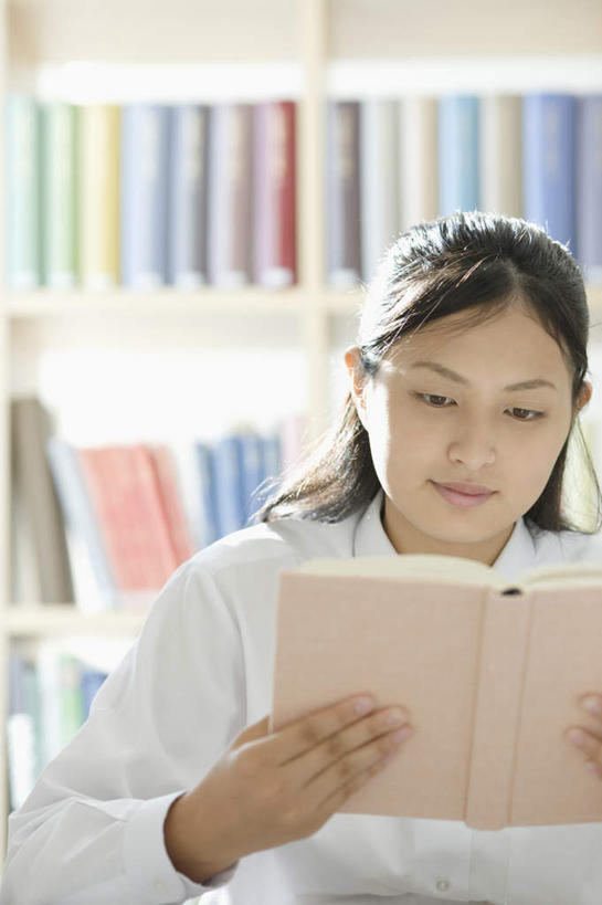 东方人,一个人,图书馆,坐,笑,微笑,竖图,室内,白天,正面,制服,书籍,亚洲,仅一个年轻女性,仅一个女性,仅一个人,许多,握,服装,朦胧,模糊,拿,拿着,注视,黄种人,排列,观察,看,校服,握着,观看,察看,关注,浏览室,学生服,摆列,挡书板,书挡,书夹,书立,年轻女性,女人,女性,亚洲人,书,图书,坐着,半身,彩图,书库,图书库,日本校服,布列,分列,阅览室