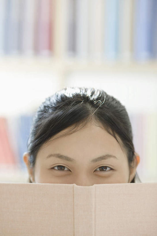 东方人,一个人,图书馆,站,笑,微笑,露齿笑,竖图,室内,白天,正面,制服,书籍,亚洲,仅一个年轻女性,仅一个女性,仅一个人,许多,服装,朦胧,模糊,注视,黄种人,排列,观察,看,站着,校服,遮,遮掩,观看,察看,掩盖,遮挡,关注,遮盖,浏览室,学生服,掩饰,摆列,挡书板,书挡,书夹,书立,年轻女性,女人,女性,亚洲人,书,图书,站立,半身,彩图,书库,图书库,日本校服,布列,分列,阅览室