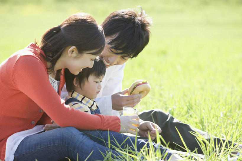 点心,面包,东方人,儿童,三个人,家庭,夫妻,母亲,父亲,儿子,坐,笑,微笑,露齿笑,横图,室外,白天,侧面,爱情,纯洁,草地,草原,植物,亚洲,握,服装,朦胧,模糊,旷野,食品,面点,浪漫,注视,休闲装,黄种人,草,食物,糕点,小孩,衣服,绿色,低头,观察,看,休闲,温暖,温馨,父子,母子,三口之家,一家人,休闲服,恩爱,父爱,可爱,母爱,童年,童趣,握着,恋人,服饰,观看,和睦,察看,关注,原野,童真,烂漫,无邪,百吉饼,贝果面包,天真,男孩,男人,男性,年轻男性,年轻女性,女人,女性,亚洲人,孩子,年轻人,夫妇,情侣,坐着,半身,彩图,伴侣,融洽,男生