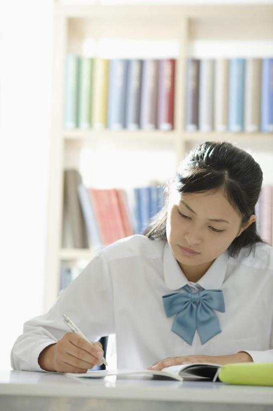 东方人,一个人,图书馆,坐,竖图,室内,白天,正面,制服,桌子,书籍,亚洲,仅一个年轻女性,仅一个女性,仅一个人,许多,握,服装,朦胧,模糊,笔,办公用品,记事本,拿,拿着,注视,黄种人,书桌,文具,排列,本子,笔记本,课桌,学习用品,低头,观察,看,校服,握着,观看,文具用品,察看,书写,关注,浏览室,学生服,摆列,挡书板,书挡,书夹,书立,年轻女性,女人,女性,亚洲人,书,图书,坐着,半身,彩图,书库,图书库,日本校服,布列,分列,阅览室