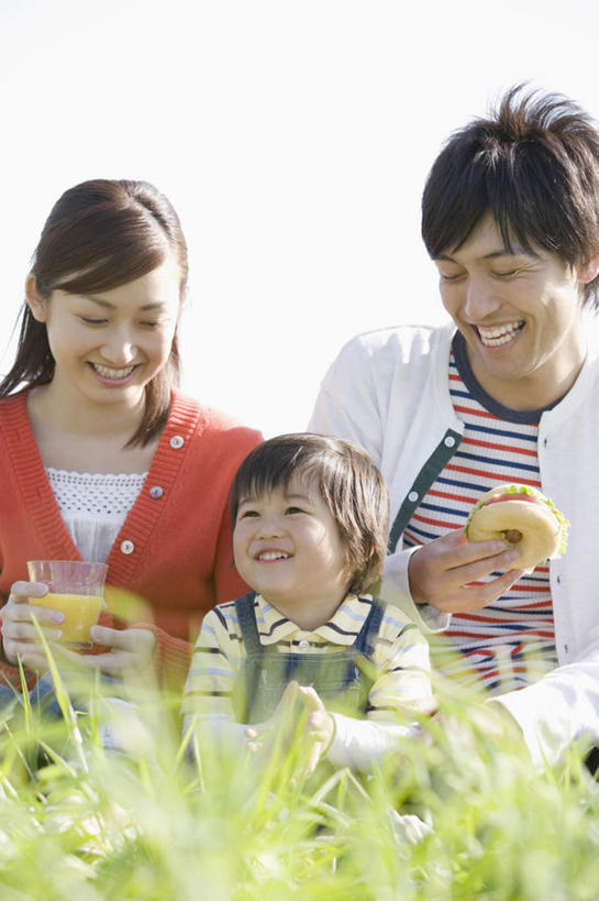 点心,面包,东方人,儿童,三个人,家庭,夫妻,母亲,父亲,儿子,坐,笑,微笑,露齿笑,竖图,室外,白天,正面,爱情,纯洁,草地,草原,植物,亚洲,握,服装,朦胧,模糊,旷野,食品,面点,浪漫,注视,休闲装,黄种人,草,食物,糕点,小孩,衣服,绿色,天空,天,低头,观察,看,休闲,温暖,温馨,父子,母子,三口之家,一家人,休闲服,恩爱,父爱,可爱,母爱,童年,童趣,握着,恋人,服饰,晴朗,观看,和睦,察看,关注,原野,童真,烂漫,无邪,万里无云,百吉饼,贝果面包,天真,男孩,男人,男性,年轻男性,年轻女性,女人,女性,亚洲人,孩子,年轻人,夫妇,情侣,晴空,晴空万里,坐着,半身,彩图,伴侣,融洽,男生