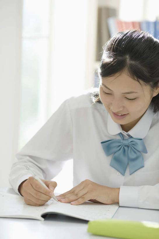 东方人,一个人,图书馆,坐,竖图,室内,白天,正面,制服,桌子,书籍,亚洲,仅一个年轻女性,仅一个女性,仅一个人,许多,握,服装,朦胧,模糊,笔,办公用品,记事本,拿,拿着,注视,黄种人,书桌,文具,排列,本子,笔记本,课桌,学习用品,低头,观察,看,校服,握着,观看,文具用品,察看,书写,关注,浏览室,学生服,摆列,挡书板,书挡,书夹,书立,年轻女性,女人,女性,亚洲人,书,图书,坐着,半身,彩图,书库,图书库,日本校服,布列,分列,阅览室