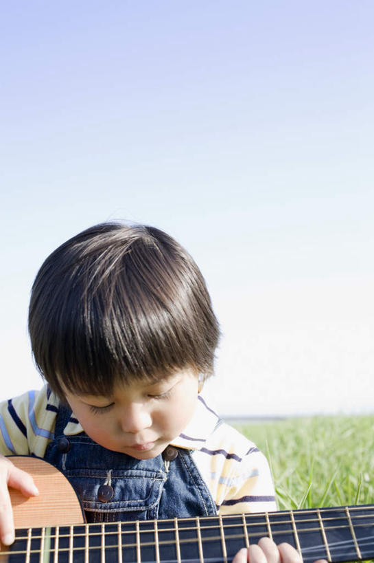 东方人,儿童,一个人,坐,竖图,室外,白天,正面,纯洁,草地,草原,植物,亚洲,仅一个男性,仅一个人,握,阴影,服装,光线,影子,旷野,吉他,乐器,弦乐器,弹奏,拿,拿着,注视,休闲装,黄种人,草,小孩,衣服,蓝色,绿色,蓝天,天空,阳光,天,低头,观察,看,仅一个小孩,休闲,休闲服,可爱,童年,童趣,握着,服饰,晴朗,观看,察看,关注,原野,弹拨弦鸣乐器,童真,烂漫,无邪,万里无云,天真,男孩,男人,男性,亚洲人,孩子,晴空,晴空万里,坐着,半身,彩图,弹拨弦乐器,男生