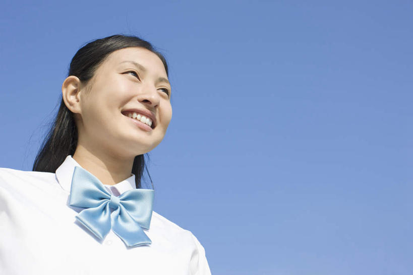 东方人,一个人,站,笑,微笑,露齿笑,横图,室外,白天,仰视,制服,亚洲,仅一个年轻女性,仅一个女性,仅一个人,阴影,服装,光线,领结,影子,注视,黄种人,蓝色,蓝天,天空,阳光,天,观察,看,站着,校服,晴朗,观看,察看,象征,庄重,关注,身份,学生服,万里无云,正式,地位,年轻女性,女人,女性,亚洲人,晴空,晴空万里,站立,半身,彩图,低角度拍摄,日本校服