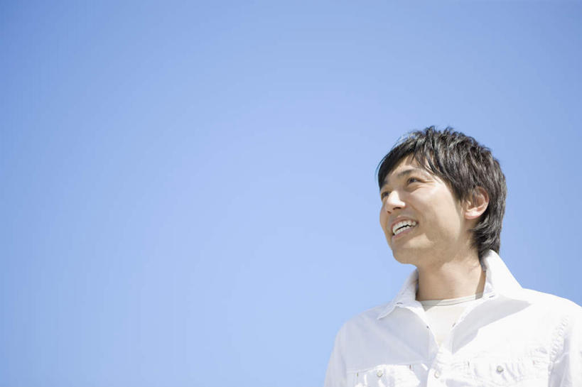 东方人,一个人,站,笑,微笑,露齿笑,横图,室外,白天,仰视,亚洲,仅一个男性,仅一个人,阴影,服装,光线,影子,注视,休闲装,黄种人,仅一个年轻男性,衣服,蓝色,蓝天,天空,阳光,天,观察,看,站着,休闲,休闲服,服饰,晴朗,观看,察看,关注,万里无云,男人,男性,年轻男性,亚洲人,晴空,晴空万里,站立,半身,彩图,低角度拍摄