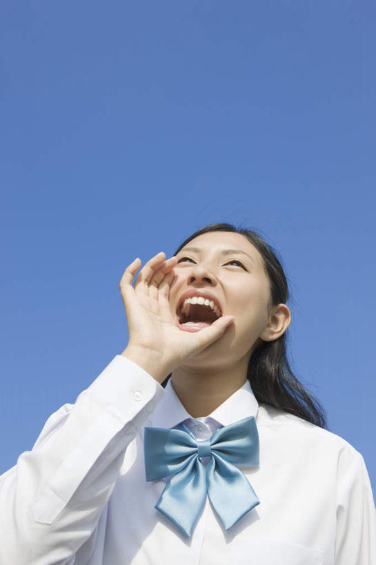 东方人,一个人,站,竖图,室外,白天,仰视,制服,亚洲,仅一个年轻女性,仅一个女性,仅一个人,阴影,服装,光线,领结,影子,注视,黄种人,蓝色,蓝天,天空,阳光,天,观察,看,站着,张嘴,校服,遮,遮掩,晴朗,观看,察看,掩盖,遮挡,象征,庄重,关注,身份,张大嘴巴,遮盖,学生服,万里无云,正式,地位,掩饰,年轻女性,女人,女性,亚洲人,晴空,晴空万里,张开嘴,站立,半身,彩图,低角度拍摄,日本校服