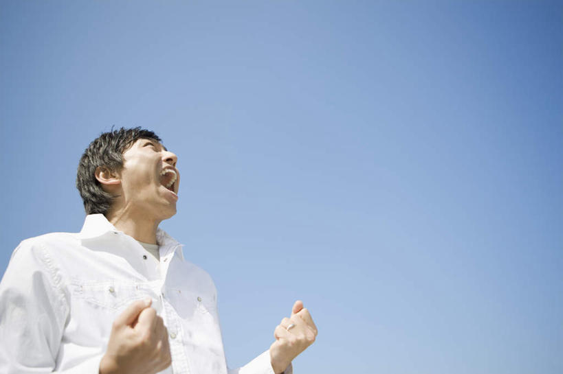 东方人,一个人,站,横图,室外,白天,仰视,亚洲,仅一个男性,仅一个人,握,阴影,服装,光线,影子,注视,休闲装,黄种人,鼓励,仅一个年轻男性,衣服,蓝色,蓝天,天空,阳光,天,观察,加油,看,手势,握拳,站着,张嘴,休闲,休闲服,打气,握着,服饰,晴朗,观看,察看,关注,鼓舞,张大嘴巴,万里无云,男人,男性,年轻男性,亚洲人,晴空,晴空万里,张开嘴,站立,半身,彩图,低角度拍摄