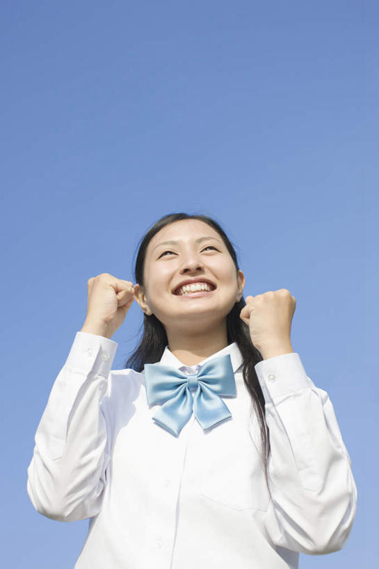 东方人,一个人,站,笑,微笑,露齿笑,竖图,室外,白天,仰视,制服,亚洲,仅一个年轻女性,仅一个女性,仅一个人,握,阴影,服装,光线,领结,影子,注视,黄种人,鼓励,蓝色,蓝天,天空,阳光,天,观察,加油,看,手势,握拳,站着,校服,打气,握着,晴朗,观看,察看,象征,庄重,关注,鼓舞,身份,学生服,万里无云,正式,地位,年轻女性,女人,女性,亚洲人,晴空,晴空万里,站立,半身,彩图,低角度拍摄,日本校服