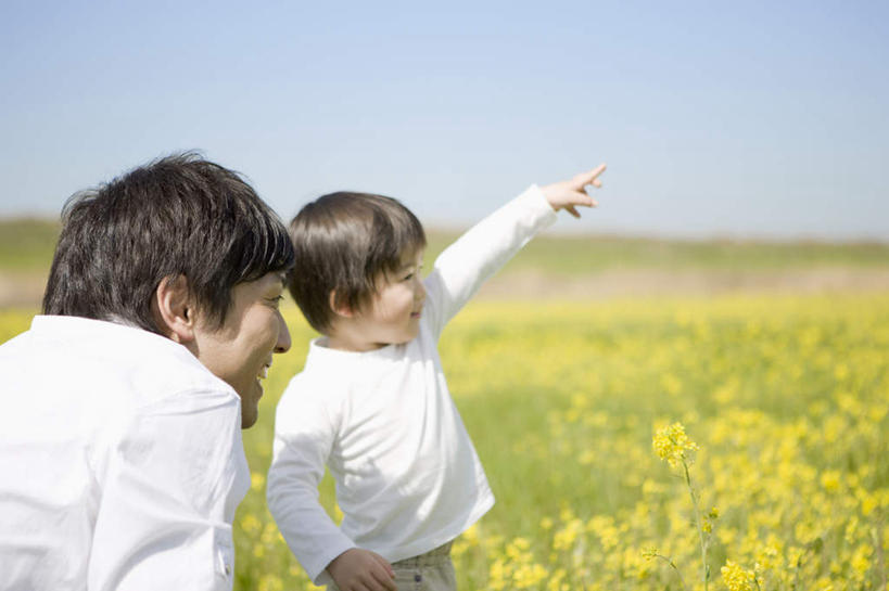 东方人,儿童,两个人,家庭,父亲,儿子,农田,站,举,笑,微笑,露齿笑,横图,室外,白天,侧面,纯洁,庄稼,农作物,花海,花圃,植物,叶子,亚洲,指,阴影,服装,朦胧,模糊,盛开,光线,影子,花蕾,注视,休闲装,黄种人,方向,花,花瓣,花朵,花卉,鲜花,小孩,衣服,蓝色,绿色,蓝天,天空,阳光,花丛,花束,花田,天,花苞,花蕊,油菜花,观察,看,趴着,手势,托,站着,休闲,温暖,温馨,父子,一家人,休闲服,父爱,可爱,童年,童趣,服饰,晴朗,观看,和睦,察看,指向,食指,关注,童真,烂漫,无邪,万里无云,天真,男孩,男人,男性,年轻男性,亚洲人,孩子,年轻人,晴空,晴空万里,举起,举手,举着,趴,向上举,向上伸,向上托,站立,半身,彩图,耕地,庄稼田,融洽,芸苔,芸薹,男生