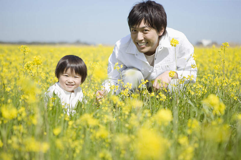 东方人,儿童,两个人,家庭,父亲,儿子,农田,站,蹲,笑,微笑,露齿笑,横图,室外,白天,正面,纯洁,庄稼,农作物,花海,花圃,植物,叶子,亚洲,阴影,服装,朦胧,模糊,盛开,光线,影子,花蕾,注视,休闲装,黄种人,花,花瓣,花朵,花卉,鲜花,小孩,衣服,蓝色,绿色,蓝天,天空,阳光,花丛,花束,花田,天,花苞,花蕊,油菜花,观察,看,站着,休闲,温暖,温馨,父子,一家人,休闲服,父爱,可爱,童年,童趣,服饰,晴朗,观看,和睦,察看,关注,童真,烂漫,无邪,万里无云,天真,男孩,男人,男性,年轻男性,亚洲人,孩子,年轻人,晴空,晴空万里,蹲着,站立,半身,彩图,耕地,庄稼田,融洽,芸苔,芸薹,男生