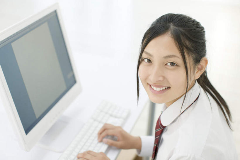 东方人,一个人,坐,笑,微笑,露齿笑,横图,俯视,室内,白天,制服,电脑,显示器,鼠标,键盘,桌子,亚洲,仅一个年轻女性,仅一个女性,仅一个人,敲打,服装,网络,领带,注视,黄种人,输入,输入设备,通讯设备,书桌,课桌,打字,观察,看,校服,台式电脑,观看,点击,敲击,察看,象征,庄重,关注,通信设备,身份,输出设备,学生服,正式,地位,按键,年轻女性,女人,女性,亚洲人,抬头,仰头,坐着,半身,彩图,高角度拍摄,日本校服