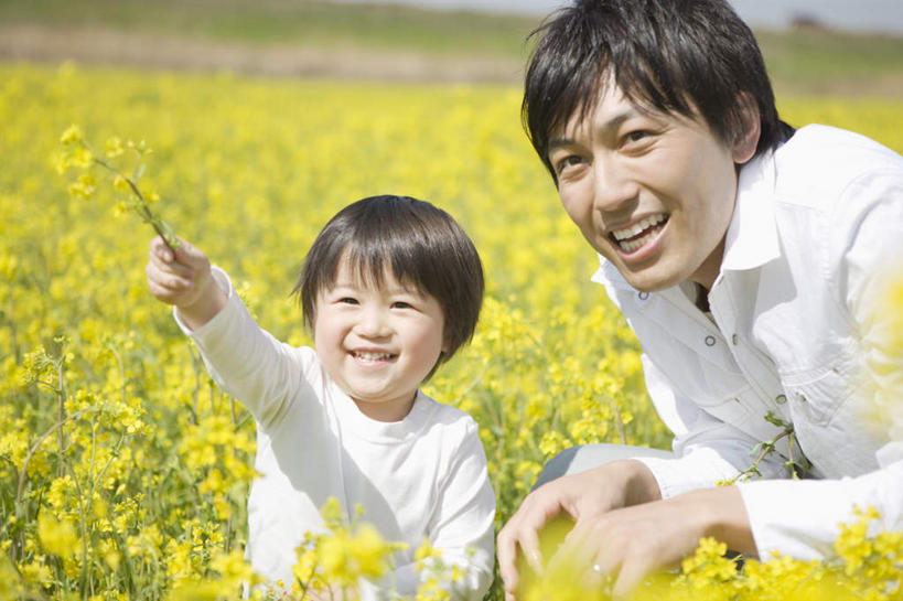 东方人,儿童,两个人,家庭,父亲,儿子,农田,站,举,笑,微笑,露齿笑,横图,室外,白天,正面,纯洁,庄稼,农作物,花海,花圃,植物,叶子,亚洲,指,阴影,服装,朦胧,模糊,盛开,光线,影子,花蕾,注视,休闲装,黄种人,方向,花,花瓣,花朵,花卉,鲜花,小孩,衣服,绿色,阳光,花丛,花束,花田,花苞,花蕊,油菜花,观察,看,趴着,手势,托,站着,休闲,温暖,温馨,父子,一家人,休闲服,父爱,可爱,童年,童趣,服饰,观看,和睦,察看,指向,食指,关注,童真,烂漫,无邪,天真,男孩,男人,男性,年轻男性,亚洲人,孩子,年轻人,举起,举手,举着,趴,向上举,向上伸,向上托,站立,半身,彩图,耕地,庄稼田,融洽,芸苔,芸薹,男生