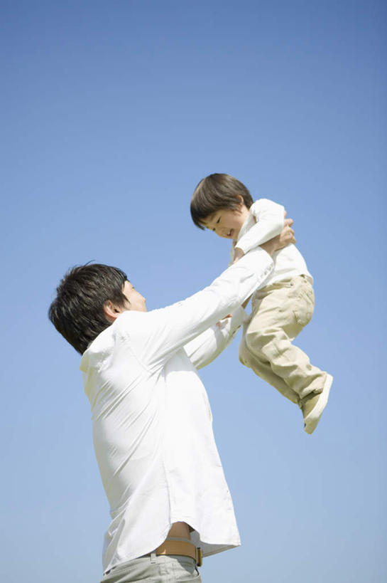 东方人,儿童,两个人,家庭,父亲,儿子,站,举,抱,笑,微笑,露齿笑,竖图,室外,白天,仰视,纯洁,亚洲,阴影,服装,光线,影子,注视,休闲装,黄种人,小孩,衣服,蓝色,蓝天,天空,阳光,天,观察,看,托,站着,休闲,温暖,温馨,父子,一家人,休闲服,父爱,可爱,童年,童趣,服饰,晴朗,抱着,观看,和睦,察看,搂着,关注,童真,烂漫,无邪,万里无云,天真,男孩,男人,男性,年轻男性,亚洲人,孩子,年轻人,晴空,晴空万里,举起,举手,举着,搂,搂抱,向上举,向上伸,向上托,站立,半身,彩图,低角度拍摄,融洽,男生