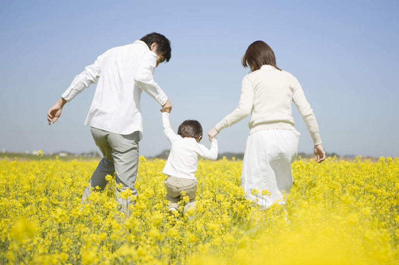 东方人,儿童,三个人,家庭,夫妻,母亲,父亲,儿子,农田,站,握手,笑,微笑,露齿笑,横图,室外,白天,爱情,纯洁,庄稼,农作物,花海,花圃,植物,叶子,亚洲,一排,阴影,服装,朦胧,模糊,整齐,盛开,光线,影子,浪漫,花蕾,扭头,注视,休闲装,黄种人,花,花瓣,花朵,花卉,鲜花,排列,小孩,背面,衣服,蓝色,绿色,蓝天,天空,阳光,花丛,花束,花田,天,花苞,花蕊,油菜花,观察,看,站着,转头,休闲,温暖,温馨,父子,母子,三口之家,一家人,休闲服,恩爱,父爱,可爱,母爱,童年,童趣,恋人,服饰,晴朗,观看,和睦,察看,队列,关注,童真,烂漫,无邪,万里无云,天真,男孩,男人,男性,年轻男性,年轻女性,女人,女性,亚洲人,孩子,年轻人,夫妇,情侣,晴空,晴空万里,搀手,拉手,手拉手,手握手,站立,彩图,全身,耕地,庄稼田,伴侣,融洽,芸苔,芸薹,男生