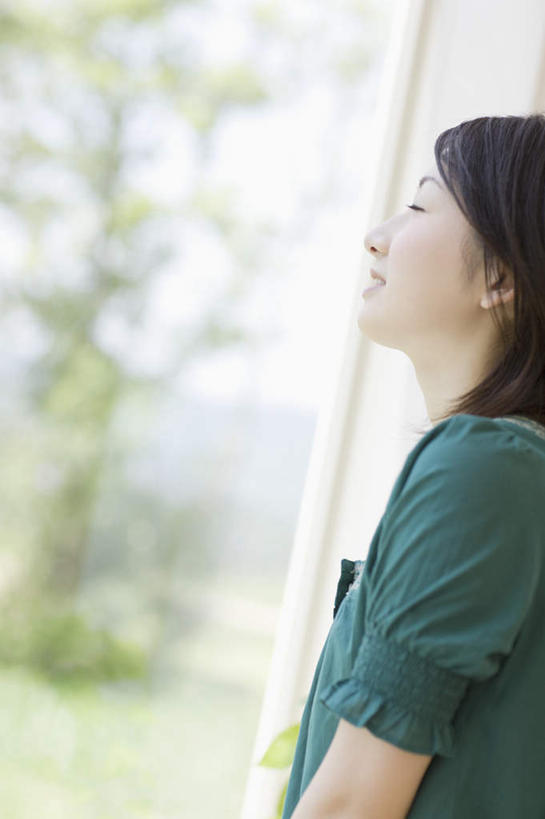 东方人,一个人,站,闭眼,笑,微笑,竖图,室内,白天,侧面,树林,植物,窗户,落地窗,亚洲,仅一个年轻女性,仅一个女性,仅一个人,服装,朦胧,模糊,休闲装,黄种人,玻璃窗,树,树木,衣服,绿色,自然,站着,休闲,休闲服,服饰,生长,成长,年轻女性,女人,女性,亚洲人,闭眼睛,闭着眼,闭着眼睛,站立,半身,彩图