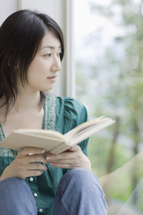 东方人,一个人,坐,笑,微笑,竖图,室内,白天,正面,植物,窗户,落地窗,书籍,亚洲,仅一个年轻女性,仅一个女性,仅一个人,握,服装,朦胧,模糊,拿,拿着,扭头,注视,休闲装,黄种人,玻璃窗,树,树木,衣服,绿色,自然,观察,看,转头,休闲,休闲服,握着,服饰,生长,成长,观看,察看,关注,年轻女性,女人,女性,亚洲人,书,图书,坐着,半身,彩图